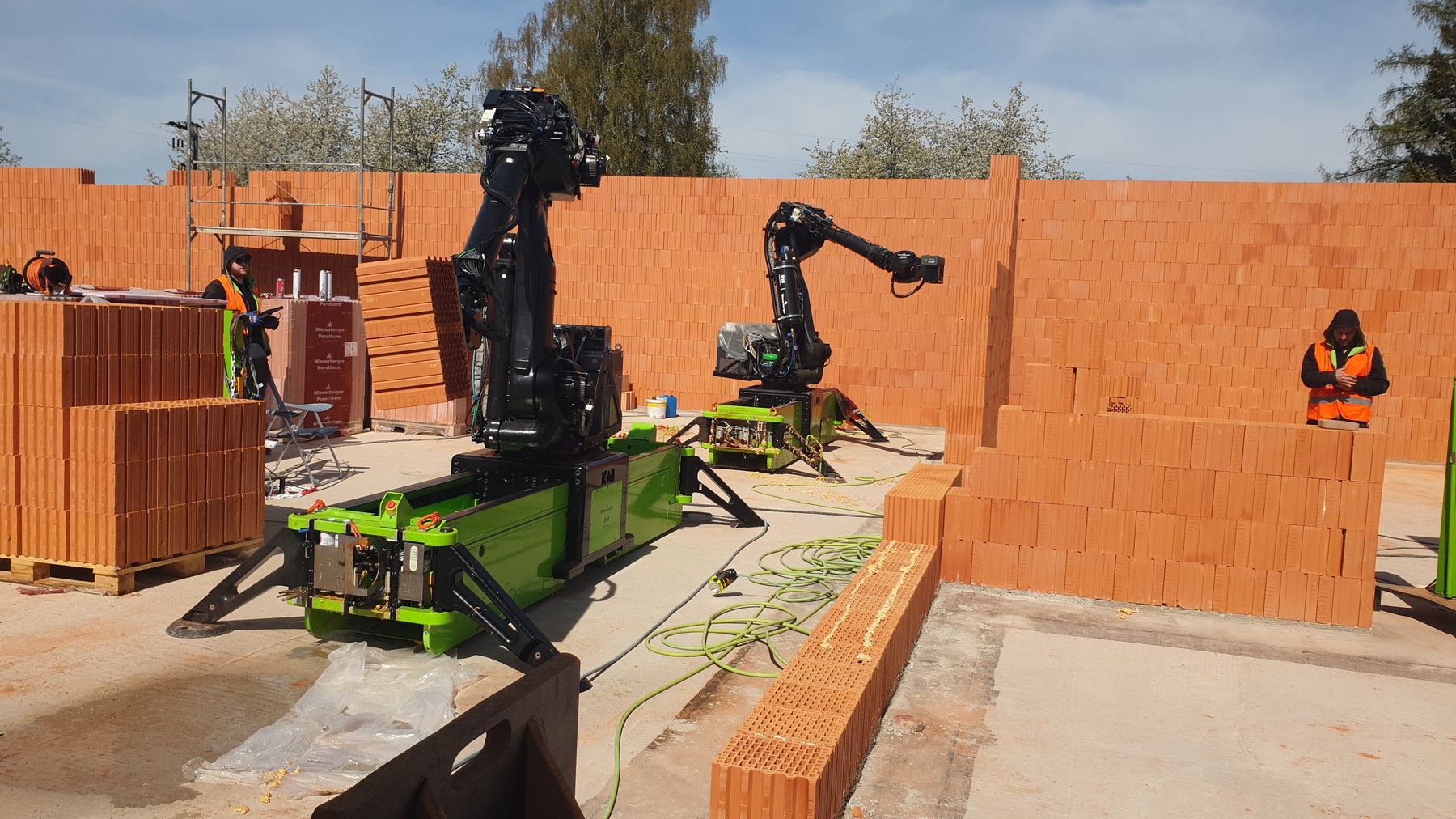 Zwei Maschinen von KM Robotics gleichzeitig auf einer Baustelle im Einsatz